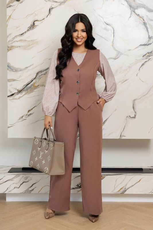 Знижка!!Костюм трійка Тканина : креп - костюмка + софт Довжина жилетки : 62 см. Довжина блузи : 65 см. Довжина рукава : 61 см. Довжина штанів : 105 см. (пояс на гумці ) Трендова трійка цього сезону - штани + жилетка + блуза , штани вільного покрою , з бічними кишенями , пояс на гумці . Жилетка прямого покрою , на ґудзиках , з заду завʼязка . Блуза з обʼємними рукавами низ на резинці . Тканина гарної якості , зносостійка , не леняє , не кашлатиться , приємна на дотик .