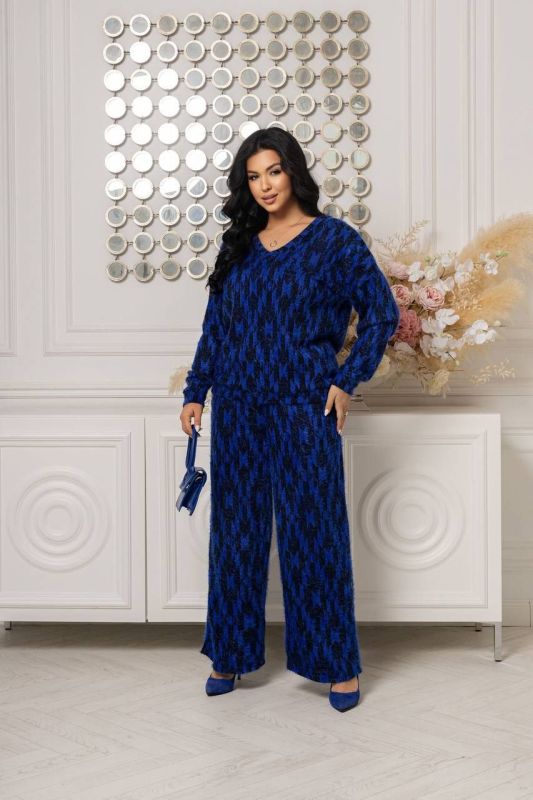 Останній розмір Костюм двійка № 7642-1 Тканина :ангора ( гарно тягнеться ) Довжина кофти : 74 см.. Довжина рукава : 78 см. ( від горловини ) Довжина штанів : 105 см. (пояс на гумці ) Практичний стильний костюм , штани прямого покрою , з бічними кишенями , пояс на гумці . Кофта прямого покрою , з V подібним вирізом , на манжеті . Тканина гарної якості , зносостійка , не леняє , не кашлатиться , приємна на дотик .