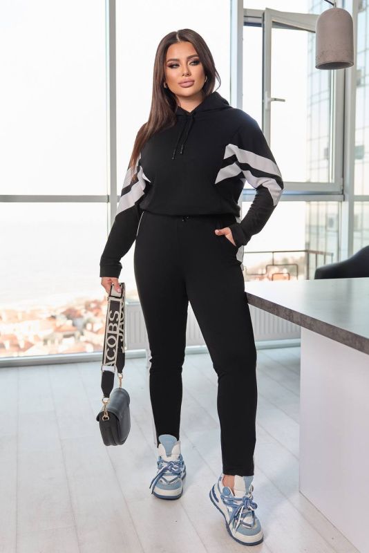 ‼️НОВИЙ РОЗПРОДАЖ ‼️ Костюм -двійка Тканина : основа -двонитка , вставка - дайвінг Спортивний костюм з цікавим кроєм , на рукавах , грудях та штанах вставка; кофта вільного крою , глибокий капюшон на канаті , на рукавах манжети з основної тканини ; штани на резинці , талія фіксується канатом , низ штани рівний ( без резинки , без манжетів)